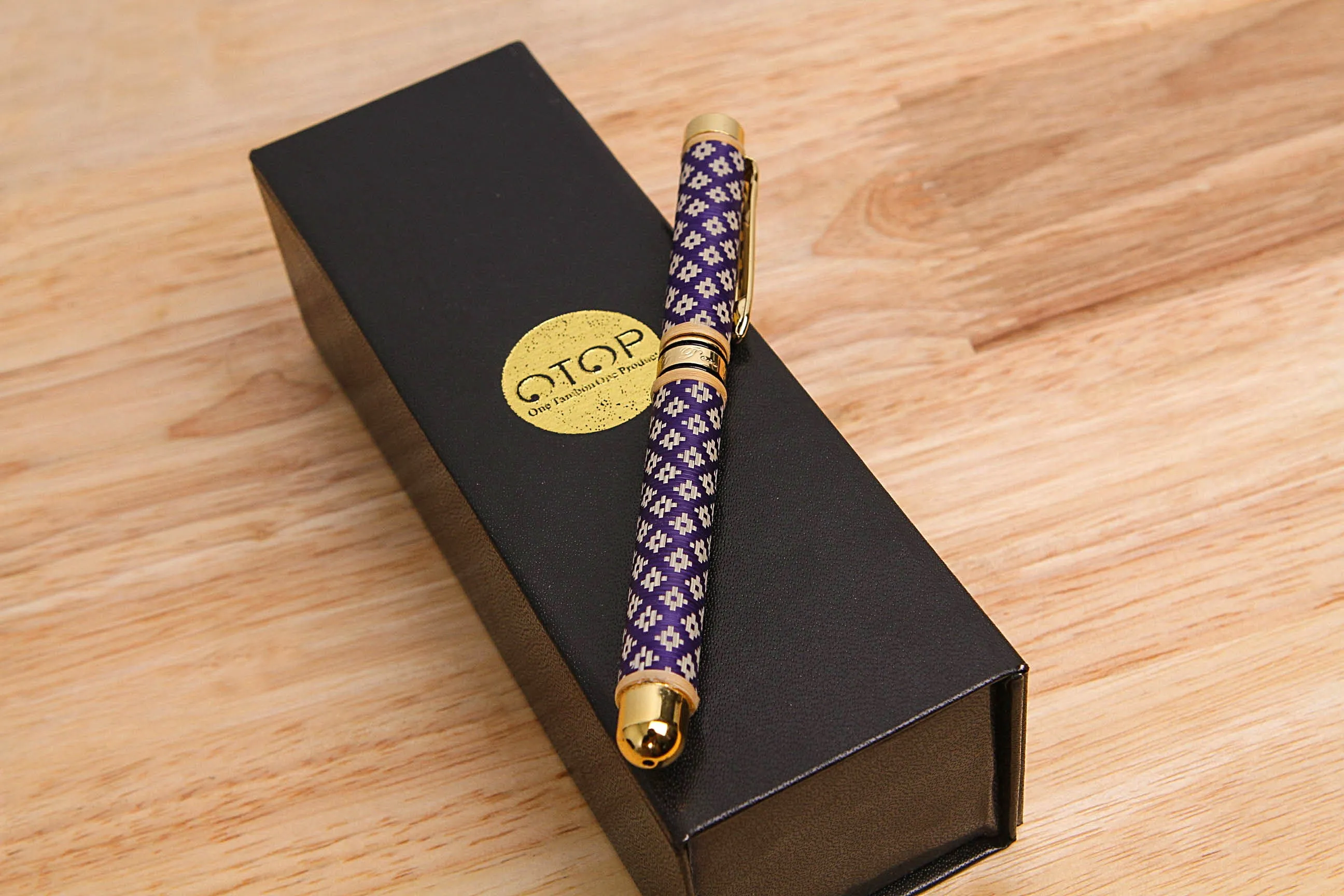 Moot Jak Sarn - Woven bamboo pen (purple pinkun)