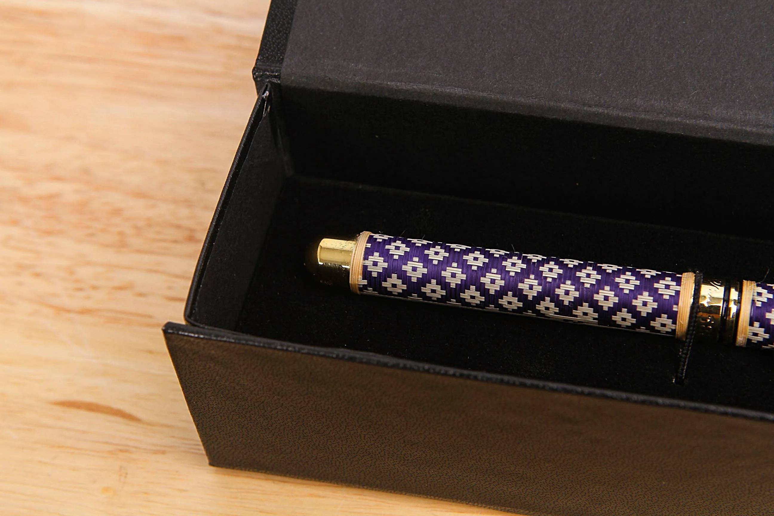 Moot Jak Sarn - Woven bamboo pen (purple pinkun)